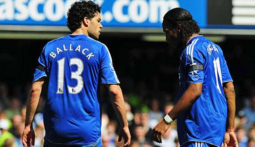 Michael Ballack (l.) muss seit drei Wochen wegen einer Fuß-Operation pausieren