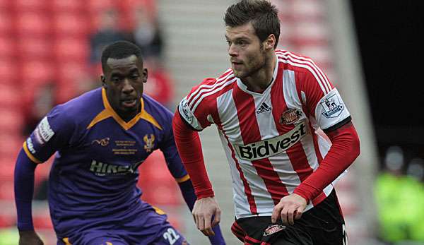 Ondrej Celustka (r.) spielet zuletzt in der Premier League bei Sunderland