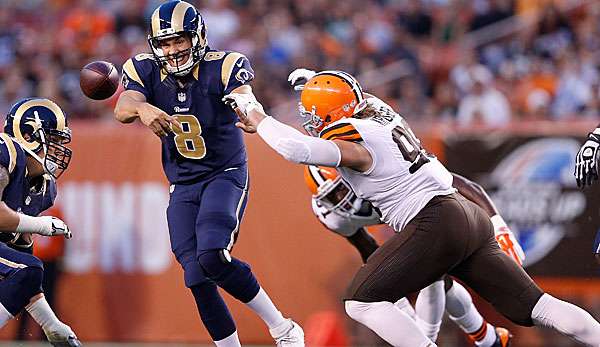 Sam Bradford (l.) zog sich gegen die Browns einen Kreuzbandriss zu