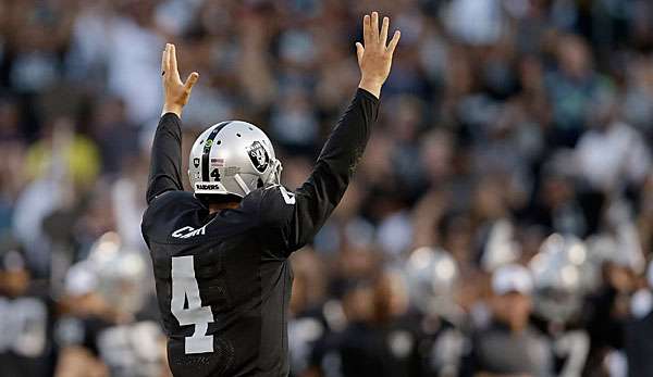 Derek Carr ließ sich von den Fans in Oakland feiern