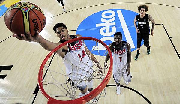 Anthony Davis steigt hoch, da kann Faried (M.) nur zuschauen