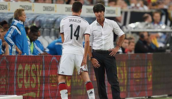 Auch wegen Julian Draxlers (l.) Verletzung kündigt Jogi Löw (r.) Nachnominierungen an 