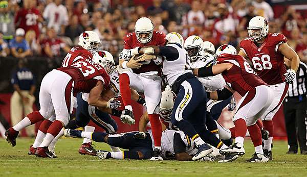 Carson Palmer hatte in den ersten drei Vierteln einen schweren Stand gegen die Chargers-Defense