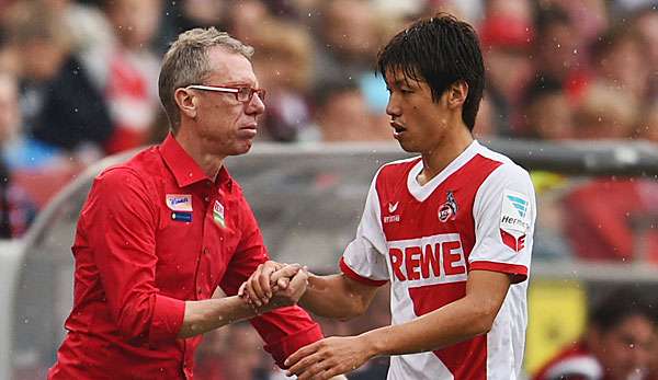 Peter Stöger (hier mit Yuya Osako) führte den 1. FC Köln zurück in die Bundesliga 