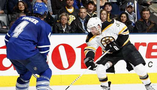 Phil Kessel (r.) traf zum 1:0 für die Bruins