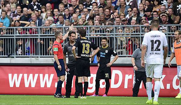 Thomas Meggle (2.v.l.) wurde in seinem ersten Spiel als Trainer auf die Tribüne geschickt