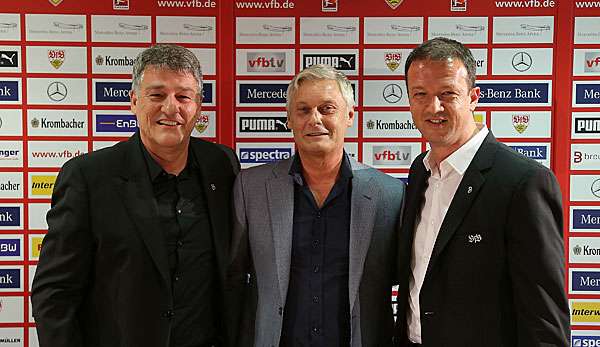 Bernd Wahler, Armin Veh und Fredi Bobic (v.l.) bei der Vehs Vorstellung vor der Saison