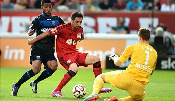 Bernd Leno (r.), Roberto Hilbert (m.) und Elias Kachunga (l.) im Kampf um den Ball