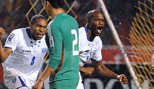 Honduras David Suazo (re.) und Wilson Palacios (li.) feiern den Führungstreffer gegen Mexiko 