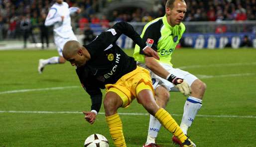 Dortmunds Mohammed Zidan lässt Karlsruhes Markus Miller aussteigen