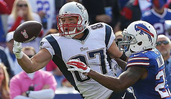 Tight End Rob Gronkowski (l.) von den Patriots schnappt sich das Leder trotz engster Bewachung
