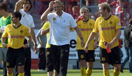 Gute Laune beim BVB: Kringe (r.) und Klopp (m.) feiern gemeinsam den Sieg über Cottbus