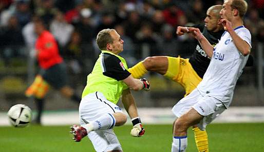 Das 0:1: KSC-Keeper Markus Miller kommt zu spät, Mohamad Zidan (im Hintergrund) netzt ein