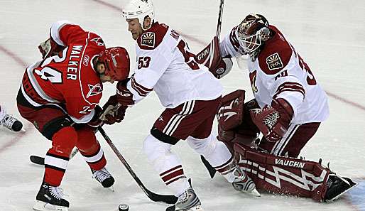 Scott Walker gewann mit den Carolina Hurricanes gegen die Phoenix Coyotes