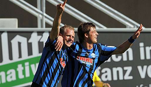 Freuen sich über die Tabellenführung: Frank Löning (li.) und Björn Lindemann vom SC Paderborn 