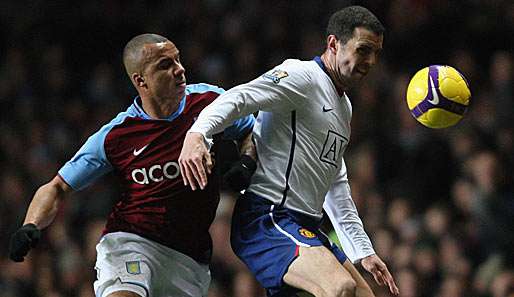 O'Shea (rechts) kam mit ManUtd gegen Agbonlahor und Aston Villa nicht über ein 0:0 hinaus