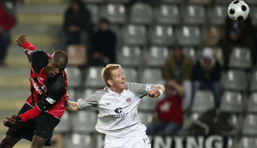 Timo Schultz (rechts) im Zweikampf mit Mohamadou Idrissou