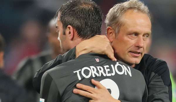 Christian Streich jubelt mit seinem neuen Abwehrspieler Marc Torrejon