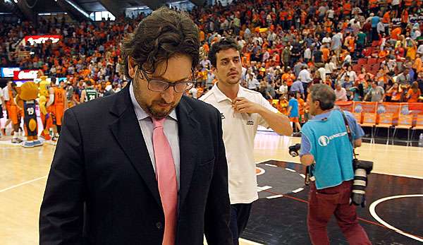 Bambergs Coach Andrea Trinchieri kann die Niederlage nicht mit ansehen