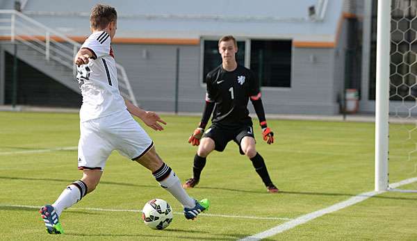 David Sauerland (l.) und die deutsche U 18 besiegen Holland um Torwart Stan van Bladeren klar