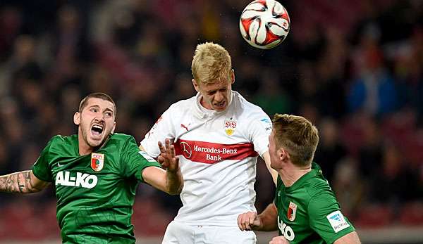 Timo Baumgartl (M.) feierte sein Starteldebüt für den VfB im Schwaben-Derby beim FCA