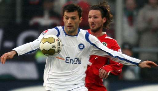 Hier ist Edmond Kapllani im Zweikampf mit Hannovers Christian Schulz