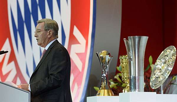 Gruppenbild mit Trophäen - Karl Hopfner präsentiert die beeindruckenden Zahlen