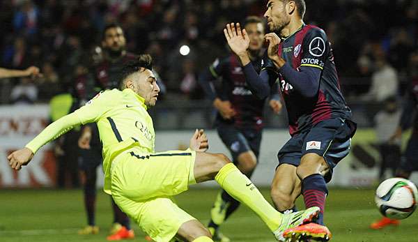 Munir (l.) im Zweikampf mit Huescas David Morillas 