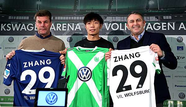 Dieter Hecking und Klaus Allofs freuen sich über die Verpflichtung von Xizhe Zhang