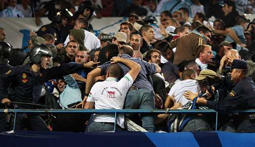 Hässliche Szenen am Rande des Champions-League-Spiels zwischen Atletico Madrid und Olympique Marseille am 1. Oktober 2008: Die spanische Polizei geht gegen gewaltbereite OM-Anhänger vor 