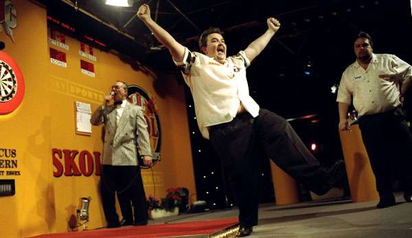 Kaum wieder zu erkennen, doch es ist The Power! Phil Taylor in der Circus Tavern