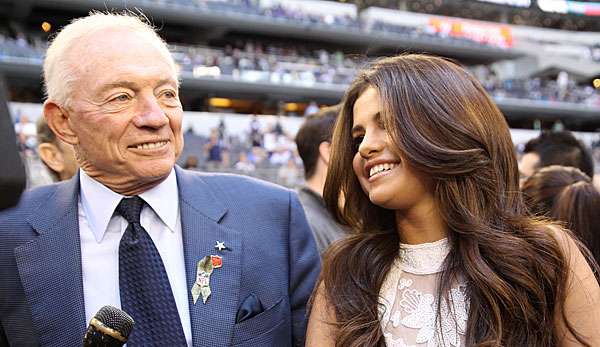 Selbst Superstar Selena Gomez ist dem Charme von Jerry Jones verfallen