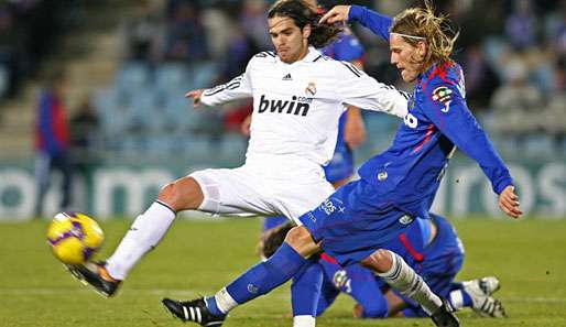 Eugen Polanski im Zweikampf mit Real Madrids Fernando Gago