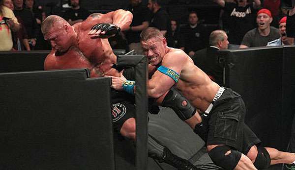 Auch wenn es hier anders aussieht: Brock Lesnar verteidigte seinen Titel gegen Seth Rollins & John Cena 
