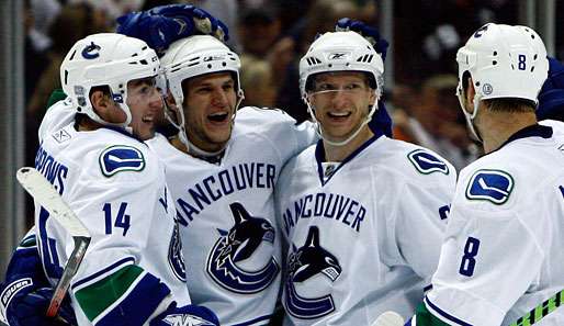 Kevin Bieksa (2. v. l.) brachte die Canucks im Spitzenspiel der Northwest Division mit 1:0 in Führung