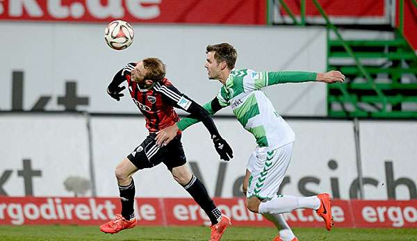 Moritz Hartmann konnte den Ball gegen Stefan Thesker behaupten