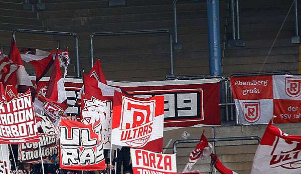 Die Fans von Jahn Regensburg haben ein Fluchttor zum Innenraum gegen Unterhaching geöffnet