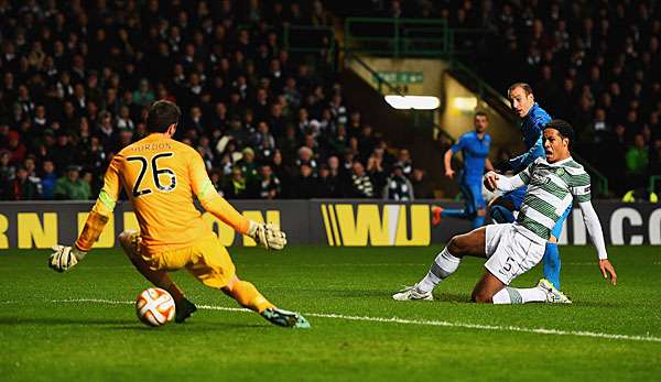 Rodrigo Palacio überwindet Torhüter Craig Gordon  