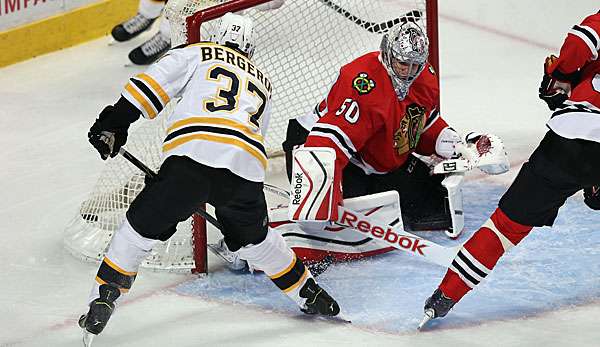 Patrice Bergeron (l.) erzielte gegen Chicago sein 200. NHL-Tor