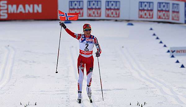Therese Johaug fährt nach 30 Kilometern als Erste über die Linie