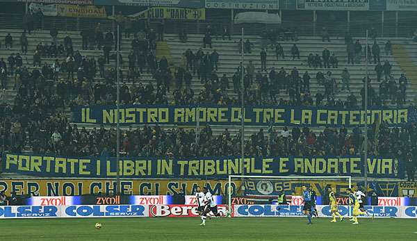 Die Fans des FC Parma reagierten reagierten mit diesem Banner auf die erneute Pleite-Nachricht 