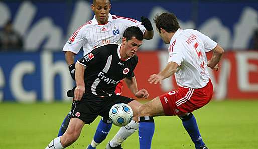 Martin Fenin im Zweikampf mit Joris Mathijsen (r.). Der HSV siegte knapp mit 1-0