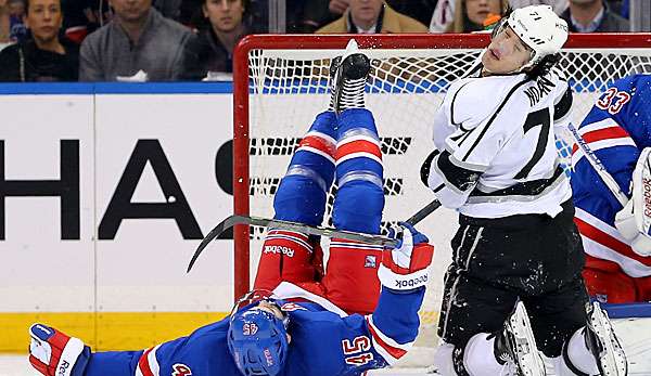 Autsch! James Sheppard (l.) und Jordan Nolan von den Kings kollidieren auf dem Eis