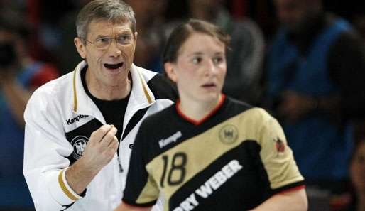 Trainer Emrich (l.) und die deutschen Handballerinnen stehen gegen Spanien im EM-Halbfinale