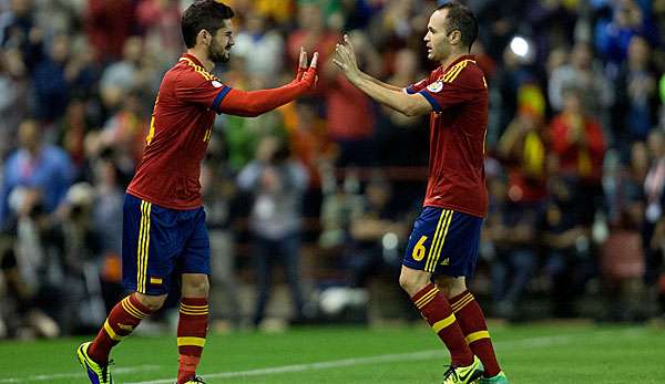 Isco (l.) spielt für Real Madrid, Iniesta für den FC Barcelona