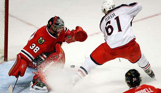 Cristobal Huet von den Chicago Blackhawks (l.) spielt seit 2001 in der NHL