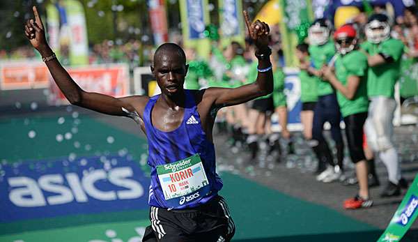 Mark Korir feiert seinen Sieg beim Paris-Marathon