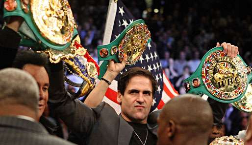Mark Cuban, der Besitzer von Nowitzkis Dallas Mavericks, hielt einen der Gürtel