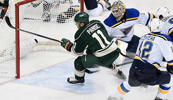 Zach Parise (l.) schenkte den Blues gleich zwei Buden ein