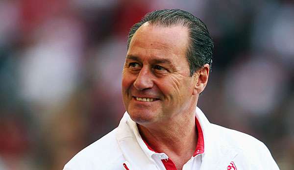 Huub Stevens kann trotz Abstiegssorgen immer noch lachen
